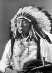 Red Cloud, chef Dakota, portant une coiffe, années 1880